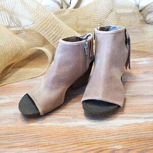 OTBT Heeled Ankle Boots Soft Brown Suede Size 6.5